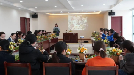 <a href=http://www.takfung.cn target=_blank class=infotextkey><a href=http://www.takfung.cn target=_blank class=infotextkey>雙良</a>環(huán)境</a>開展“三八女神節(jié)” DIY插花活動